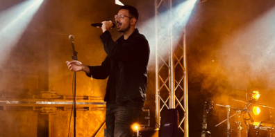 Verschiedene lokale Künstler treten auf.