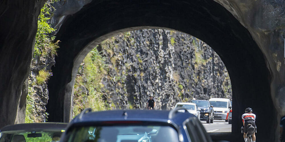 Die vielbefahrene Axenstrasse ist eng. (Archivaufnahme)