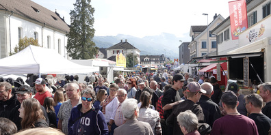 Am diesjährigen Kaltbrunner Jahrmarkt gilt für alle, die Getränke und Esswaren anbieten, eine Mehrweggeschirr-Pflicht. (Archivbild: Markt 2023)