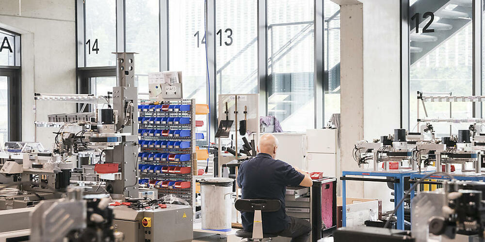 Blick in eine Montagehalle von Komax am Hauptort in Dierikon LU.