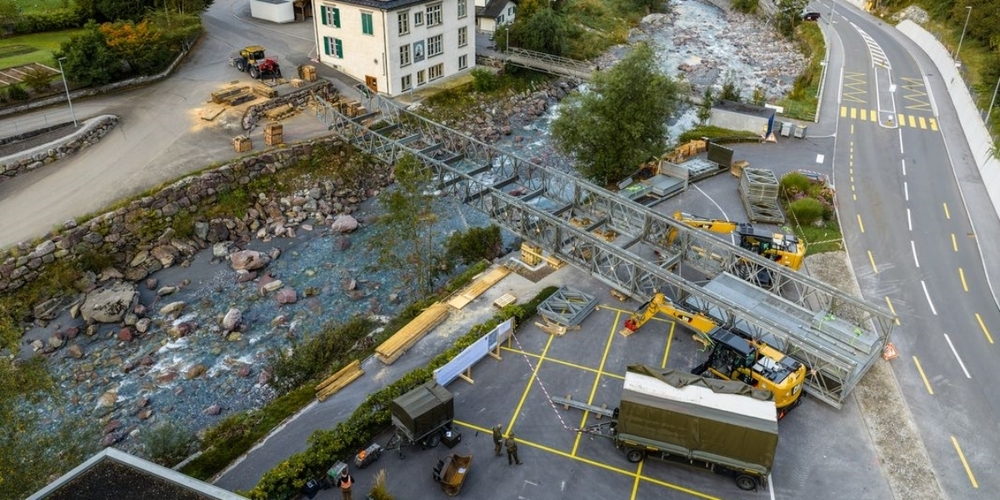 Angehörige der Schweizer Armee haben mit Bau einer 36,6 Meter langen Hilfsbrücke des Typs Mabey-Johnson über den Sernf begonnen.