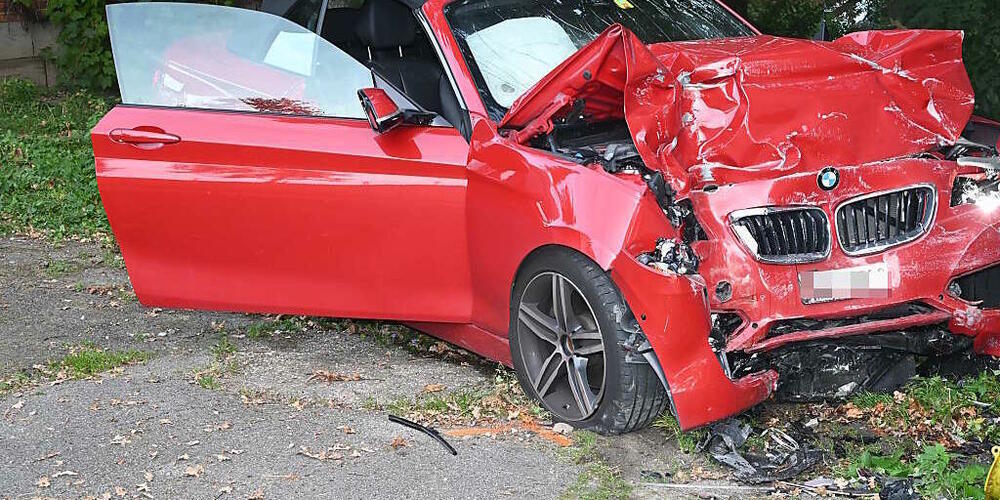 Ein 64-jähriger Autofahrer ist am Freitagabend in Mörschwil in eine Hauswand gefahren. Die Unfallursache ist noch unklar.