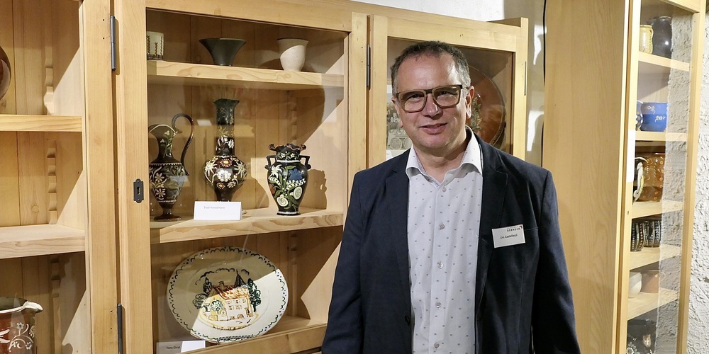 Urs Castellazzi, Präsident der Museumskommission Berneck, in der aktuellen Töpfereiausstellung