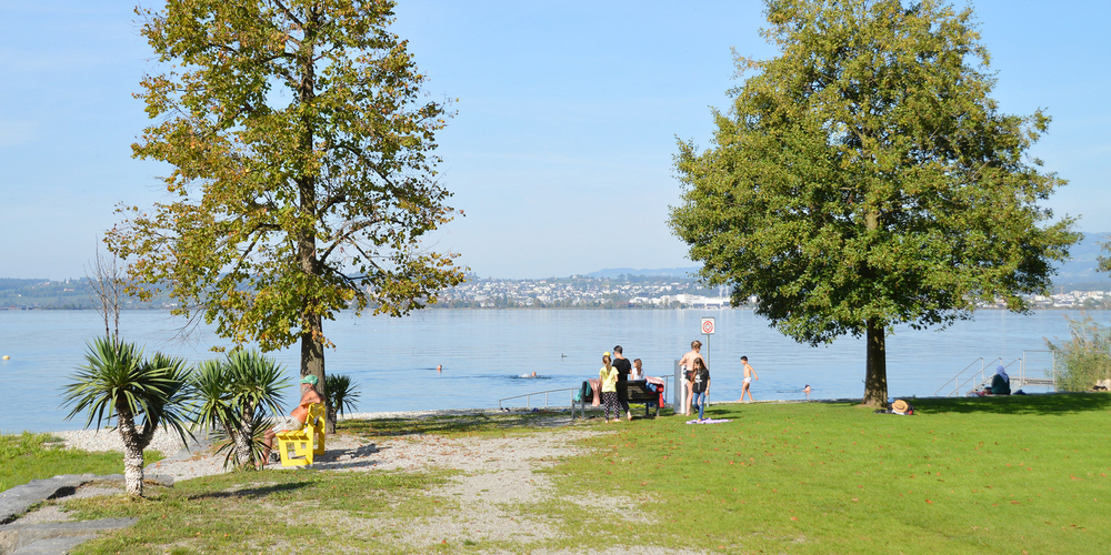 Viele geniessen immer noch täglich einen Schwumm im Zürichsee, hier in der Badi Altendorf.