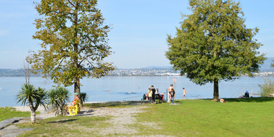 Viele geniessen immer noch täglich einen Schwumm im Zürichsee, hier in der Badi Altendorf.