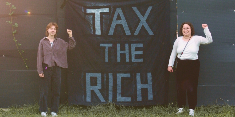 «Tax the Rich»: Michelle Schaffer (l.), Juso Linth, und Anna Miotto, Co-Präsidentin Juso Kanton St.Gallen, wollen Reiche höher besteuern – auch Roger Federer.