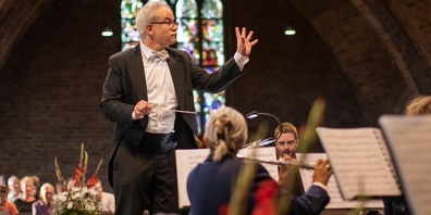 Die Feldmusik Jona startet – unter der Leitung von Urs Bamert (Bild) – mit einem Arrangement von Franco Cesarini in ihren Teil des Konzertabends.