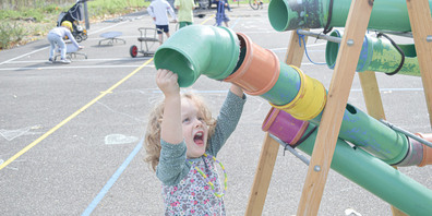 Auf dem Munotplatz bastelten und spielten die Kinder den ganzen Tag. Dabei liessen sie ihrer Kreativität freien lauf. Hier bauten die Spielfans eine Kugelbahn zusammen.