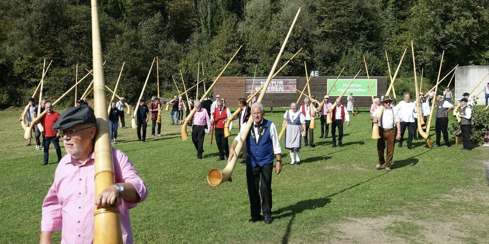 Zufriedene Bläserinnen und Bläser auf dem Gelände der Jagdschiessanlage Erlenholz. 