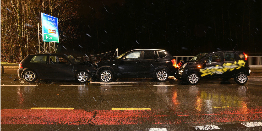 Im Bereich der Autobahnüberführung in Pfäffkion kam es am Samstagabend zu einem Unfall mit drei beteiligten Personenwagen.