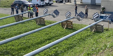 Vier mächtige Beleuchtungskandelaber wurden beim neuen Zuzwiler Rasenspielfeld montiert.