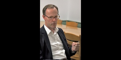 Nationalratskandidat Thomas Leu spricht zu den Teilnehmern.