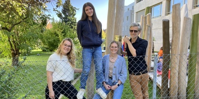 Dankbar für die neuen Outdoor- Möglichkeiten: Chiara Manser (Pädagogische Fachfrau), Serena Serbest (Praktikantin), Ladina Willi (Standortleiterin) und Ruedi Gasser (Geschäftsführer SDM) 