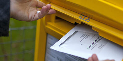 Das Wahlcouvert sollte spätestens am Dienstag in den Briefkasten geworfen werden, damit es noch rechtzeitig ankommt. (Symbolbild)