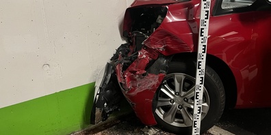 Aus unbekannten Gründen streifte das Auto zuerst eine Wand der Tiefgaragen-Einfahrt und kollidierte danach frontal mit einer Fassade.