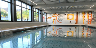 Das Lernschwimmbecken in Siebnen erstrahlt nach den Sanierungsarbeiten in neuem Glanz. 