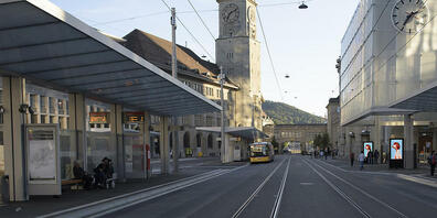 Beim Bahnhof St. Gallen drohte am Mittwochabend ein Mann damit, einen Lastwagen anzuzünden. (Archivbild)