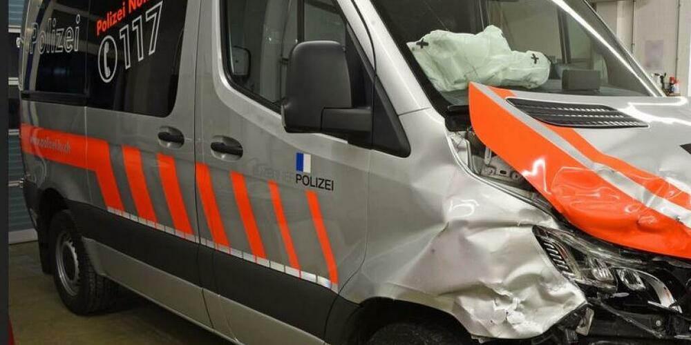 Eines der beiden beschädigten Polizeifahrzeuge.