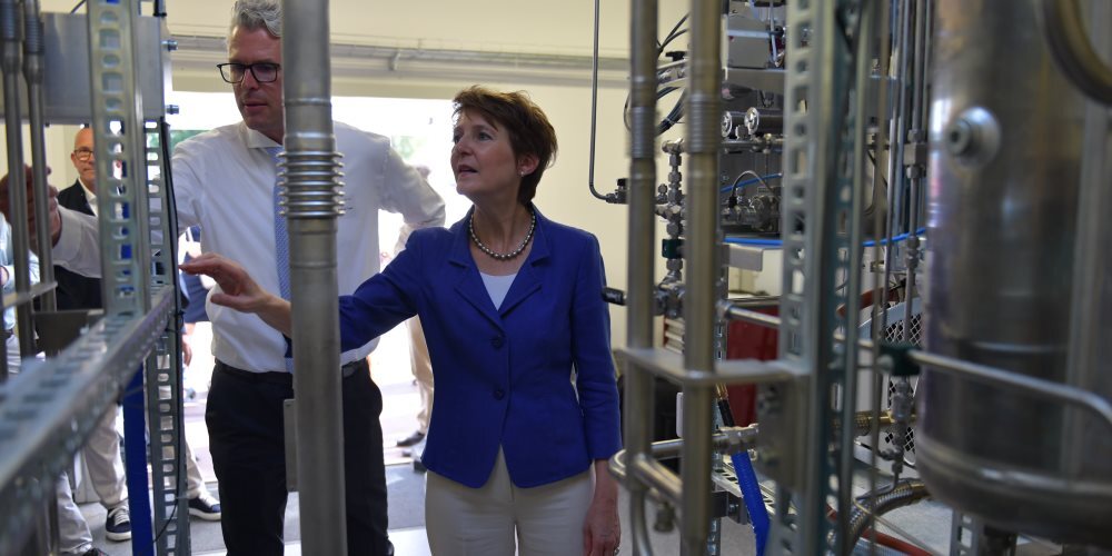 Prof. Dr. Markus Friedl erklärt Bundesrätin Simonetta Sommaruga Teile der Power-to-Gas Anlage.
