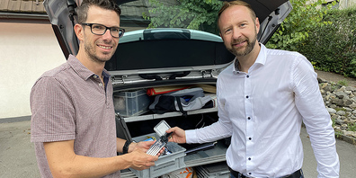 Thomas Hürlimann (links) und Pascal Simmen führen diverse Gadgets zur Abschreckung von Einbrechern vor.