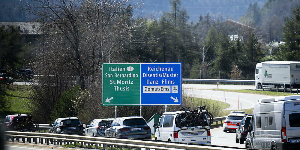 Bei dieser Verzweigung auf Höhe des Industriegebiets in Domat/Ems werden die vier Spuren der A13 auf zwei reduziert. Dies sorgt für belastenden Ausweichverkehr in den umliegenden Ortschaften.