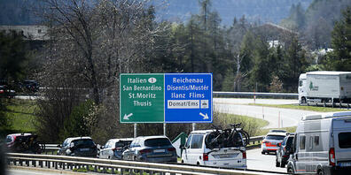 Bei dieser Verzweigung auf Höhe des Industriegebiets in Domat/Ems werden die vier Spuren der A13 auf zwei reduziert. Dies sorgt für belastenden Ausweichverkehr in den umliegenden Ortschaften.