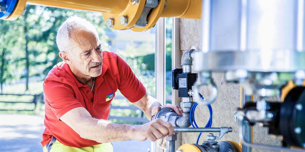 Mitarbeiter der EW Höfe AG sollten sich ausweisen können, teilt das Unternehmen mit. Durch das Nachfragen könnten Betrugsfälle verhindert werden. (Bild: EW Höfe AG)