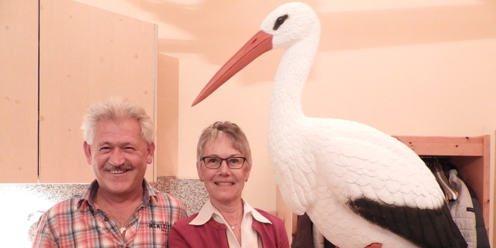 Bruno Bachmann und Gerda Camenisch kümmern sich seit vielen Jahren um die Uzner Störche.