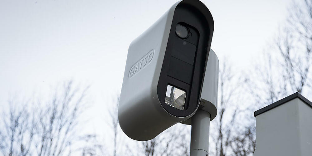 Mehrfach ist ein Deutscher wegen überhöhter Geschwindigkeit verurteilt worden. Nun wurde ihm die Fahrerlaubnis für die Schweiz aberkannt. (Symbolbild)