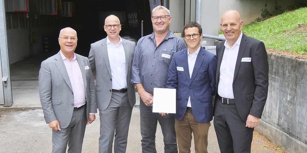 Freuen sich, den Preis zu übergeben: Christoph Wolleb, Vorsitzender Wirtschafts- und Gewerberat von Standort Zürcher Unterland, Oliver Schärli, ZKB, Richard Frischknecht und Nico Fritzmann (Frischknecht Holzbau-Team AG), Johann Reiter, Vetropack Holding AG.
