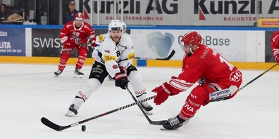 Die SCRJ Lakers mit Verteidiger Fabian Maier (r.) empfangen am Samstag den Spitzenreiter Fribourg-Gottéron. (Archivbild)