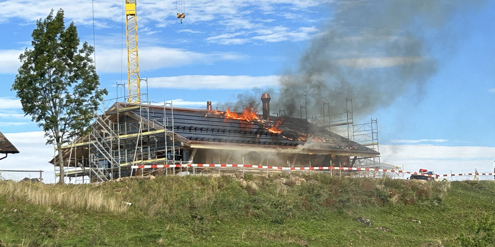 Das Dach steht in Vollbrand.