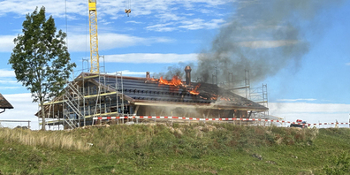 Das Dach steht in Vollbrand.