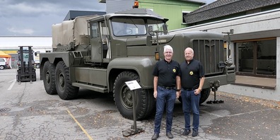 Vereinspräsident Daniel Stoop und Jürg Seewer vor dem «Rotinoff Super Atlantic GR7».