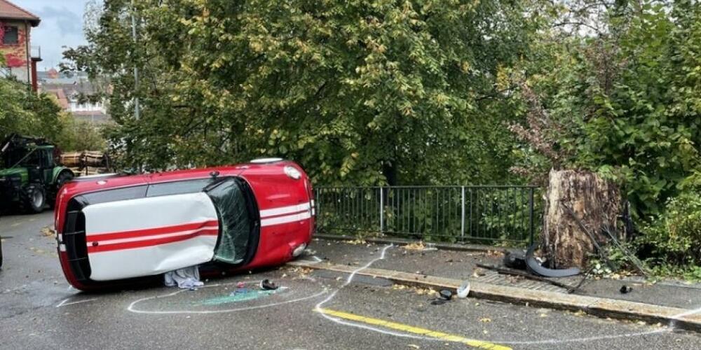 Das Auto blieb schliesslich auf der rechten Fahrzeugseite liegen.