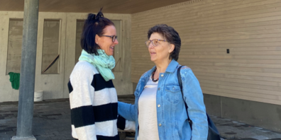 Evelyn Tremp (l.) mit Schulpräsidentin Ursula Kalbermatten.