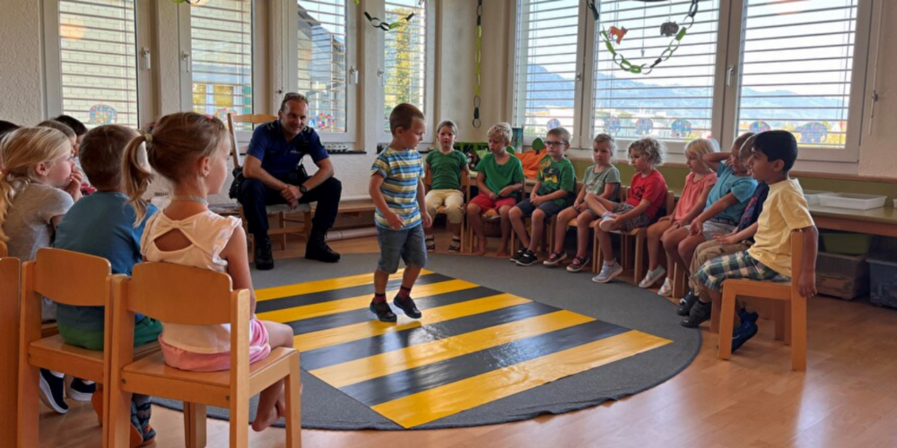 Erst wurde im Kindergarten, danach bei einer richtigen Strasse geübt.