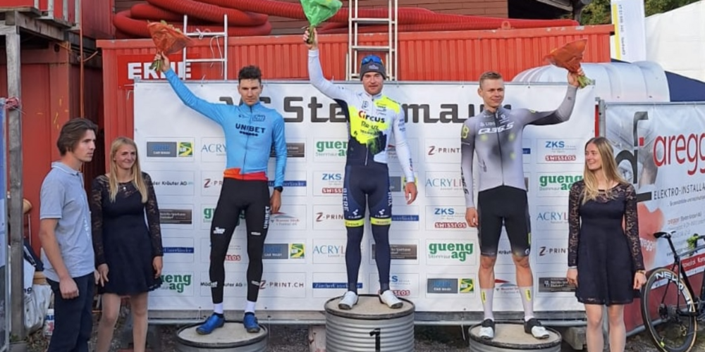 Kevin Kuhn (m.) gewann souverän. Dario Lillo (r.) kam als sehr guter Dritter ins Ziel.