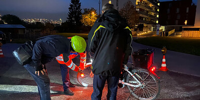 Die Polizei unterstützt die Kampagne, die unter dem Motto «Nur wer leuchtet, wird rechtzeitig gesehen», steht.