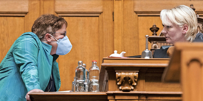 Erfolglos: Magdalena Martullo-Blocher diskutiert mit Nationalratspräsidentin Isabelle Moret über ihre Schutzmaske. (Bild: Alessandro Della Valle/Keystone)