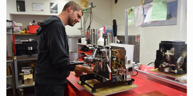 Bei Iseli & Albrecht vor Ort werden kleinere Standgeräte repariert. Ueli Streuli ist Techniker und arbeitet hier an einer Kaffeemaschine.