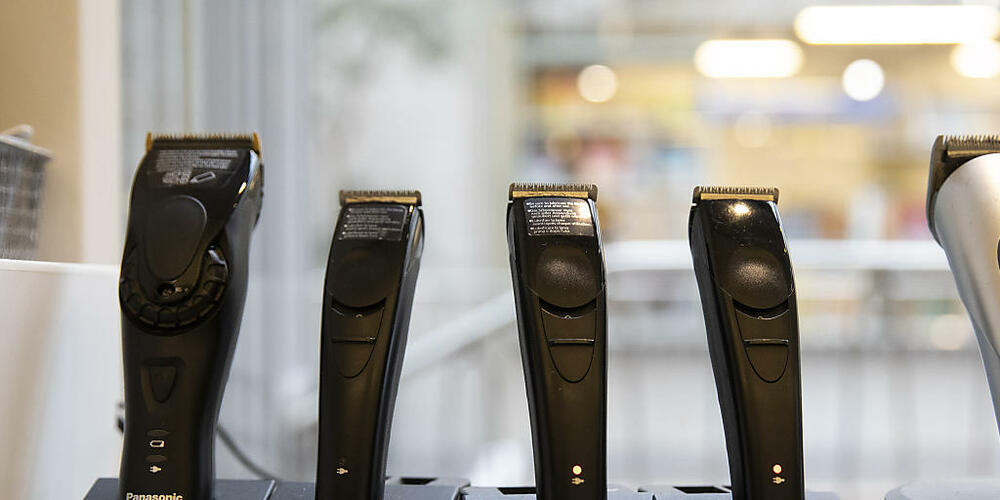 Der Zuger Regierungsrat beantwortete eine Interpellation zu "billig" Barbershops und Coiffeursalons. (Symbolbild)