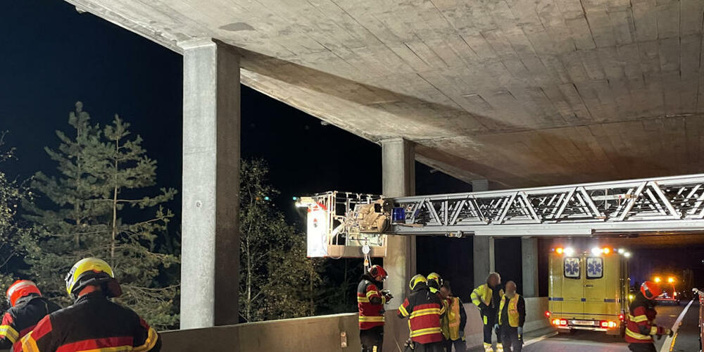 Der Arbeiter stürzte er über die Mauer der A13-Galerie ins steile Gelände. Die Feuerwehr barg den Schwerverletzten mit einem Hubretter.