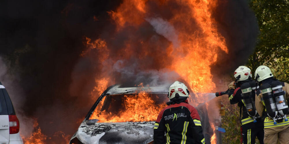 Trotz eines raschen Eingreifens der Feuerwehr brannte das Auto vollständig aus. Der Wagen daneben wurde durch die Flammen beschädigt.