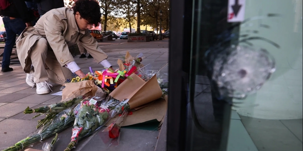 Am Ort des Terroranschlags in Brüssel werden Blumen für die zwei Todesopfer niedergelegt.