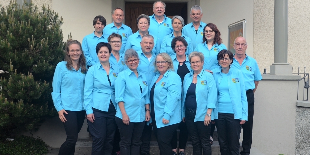Präsentiert eine musikalische Reise durch Zeiten des Glaubens, der Hoffnung und der Liebe: der Kirchenchor Walde vor der Walder Kirche.