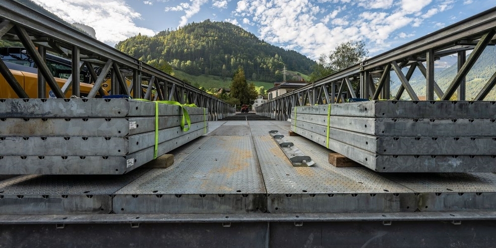 Elemente der Mabey-Johnson Notbrücke in Schwanden während des Baus durch das Katastrophenhilfe-Bereitschaftsbataillon (Kata Hi Ber Bat). (Archivbild)