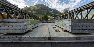Elemente der Mabey-Johnson Notbrücke in Schwanden während des Baus durch das Katastrophenhilfe-Bereitschaftsbataillon (Kata Hi Ber Bat). (Archivbild)