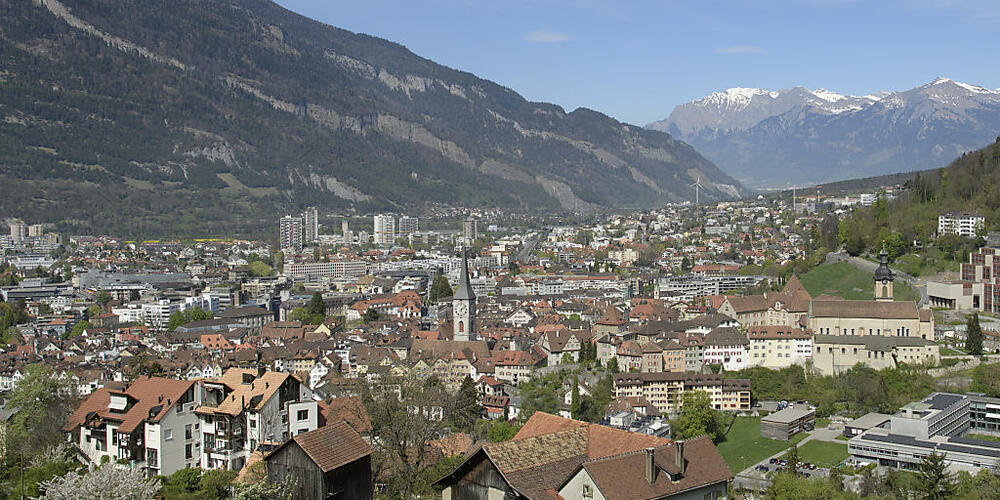 Die Stadt Chur zwischen Calanda (links) und Mittenberg. Raumplanung ist ein Dauerbrenner im Bündner Kantonsparlament. Gleichwohl ist die Mitte-Partei mit der Lancierung einer Standesinitiative zur Raumplanung gescheitert. (Archivbild)