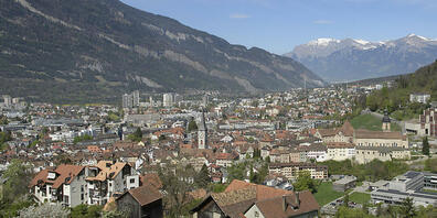 Die Stadt Chur zwischen Calanda (links) und Mittenberg. Raumplanung ist ein Dauerbrenner im Bündner Kantonsparlament. Gleichwohl ist die Mitte-Partei mit der Lancierung einer Standesinitiative zur Raumplanung gescheitert. (Archivbild)